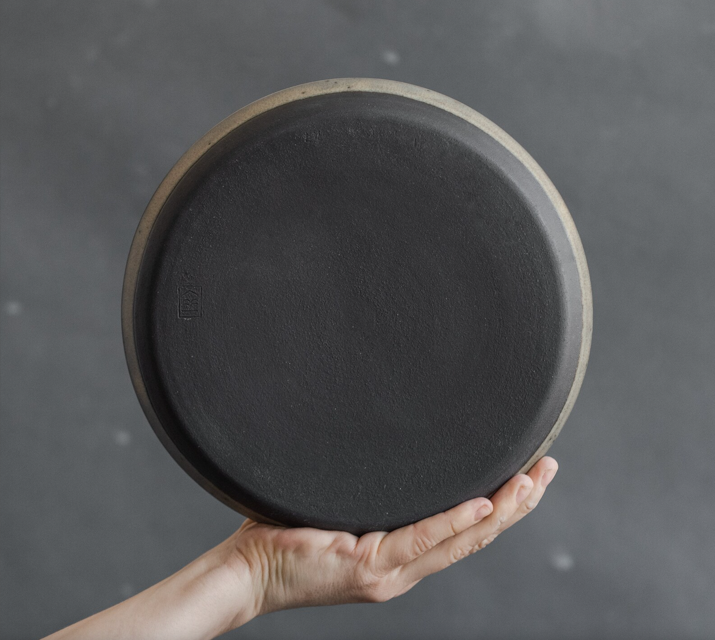 set of 2 x 23cm flat plates in grey-green