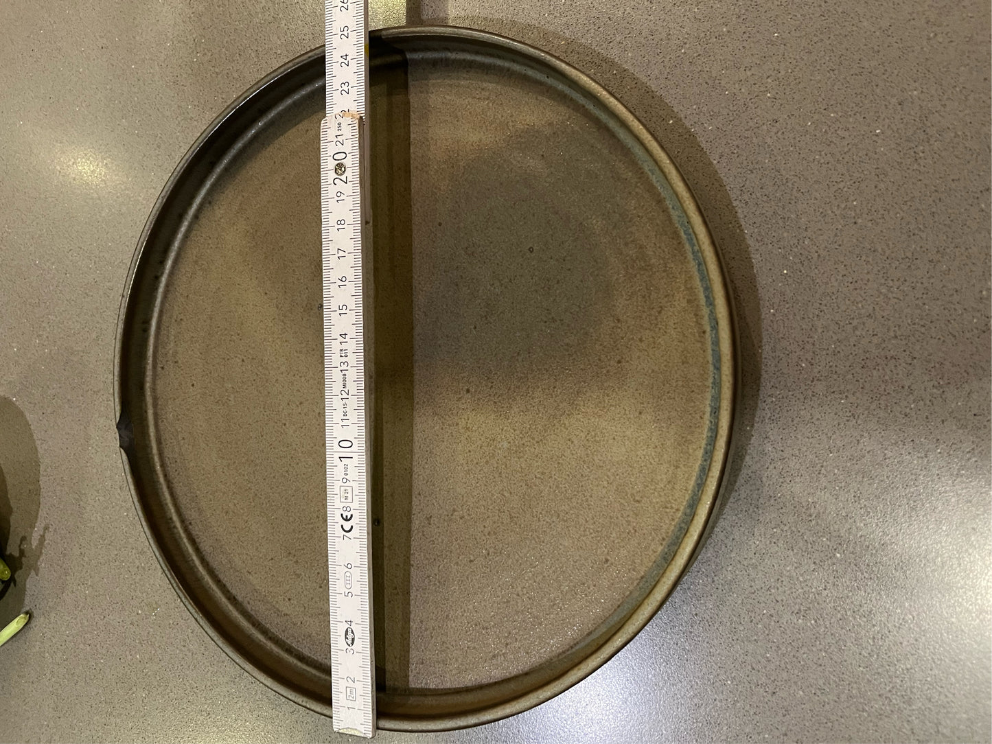 eine GROSSE Schüssel in graugrün und ein 24,5cm Teller in graugrün