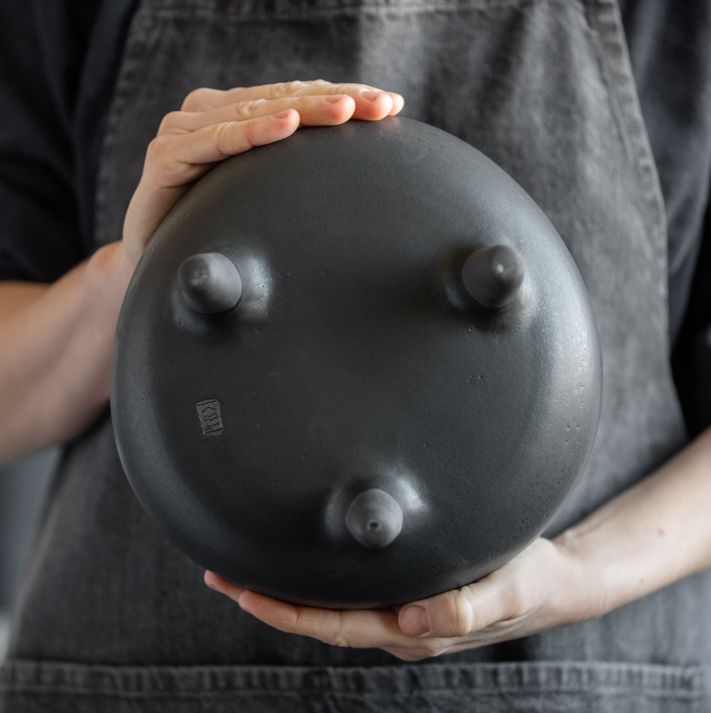 BLACK 3-legs pot for Ikebana