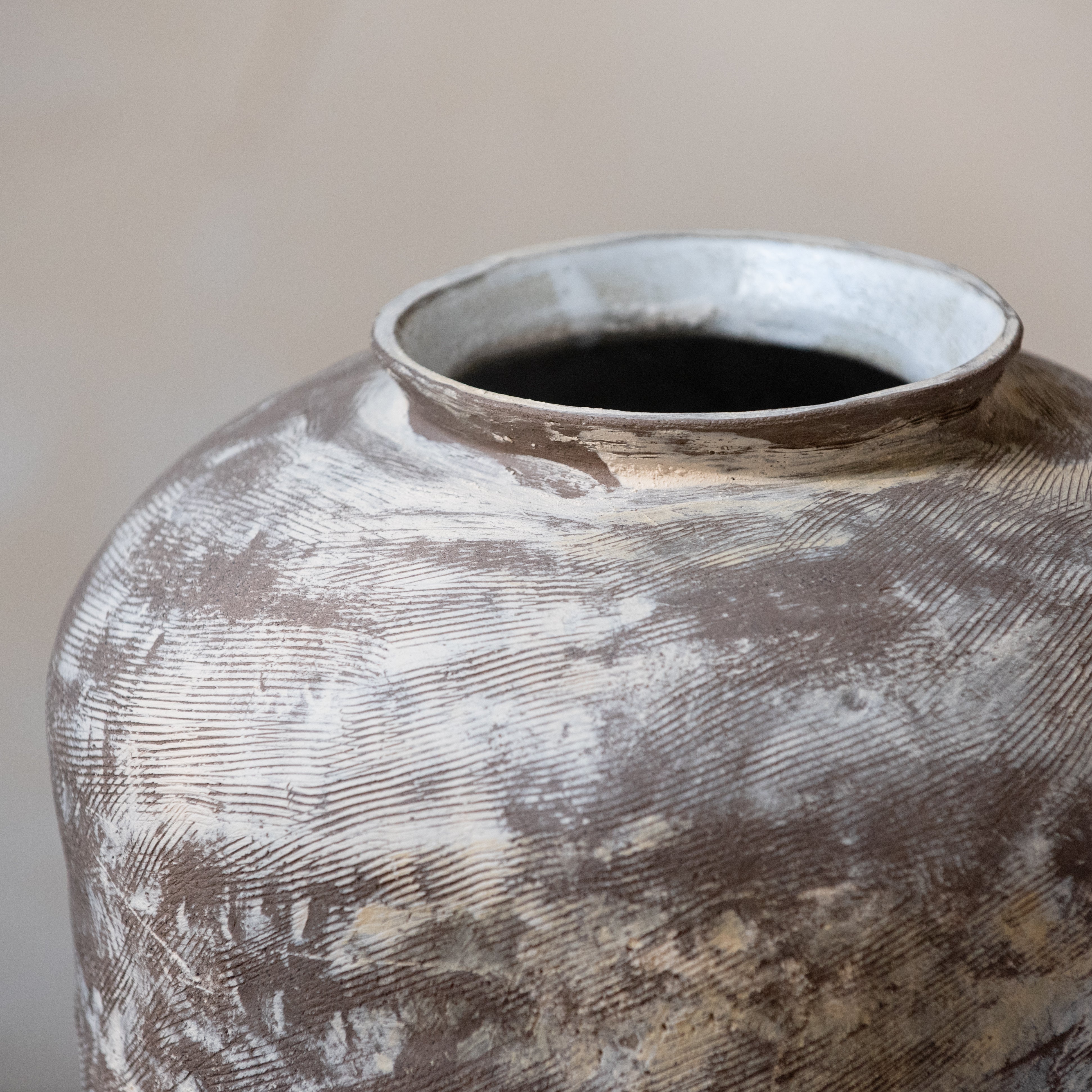 Objet decoratif vintage sur fond neutre