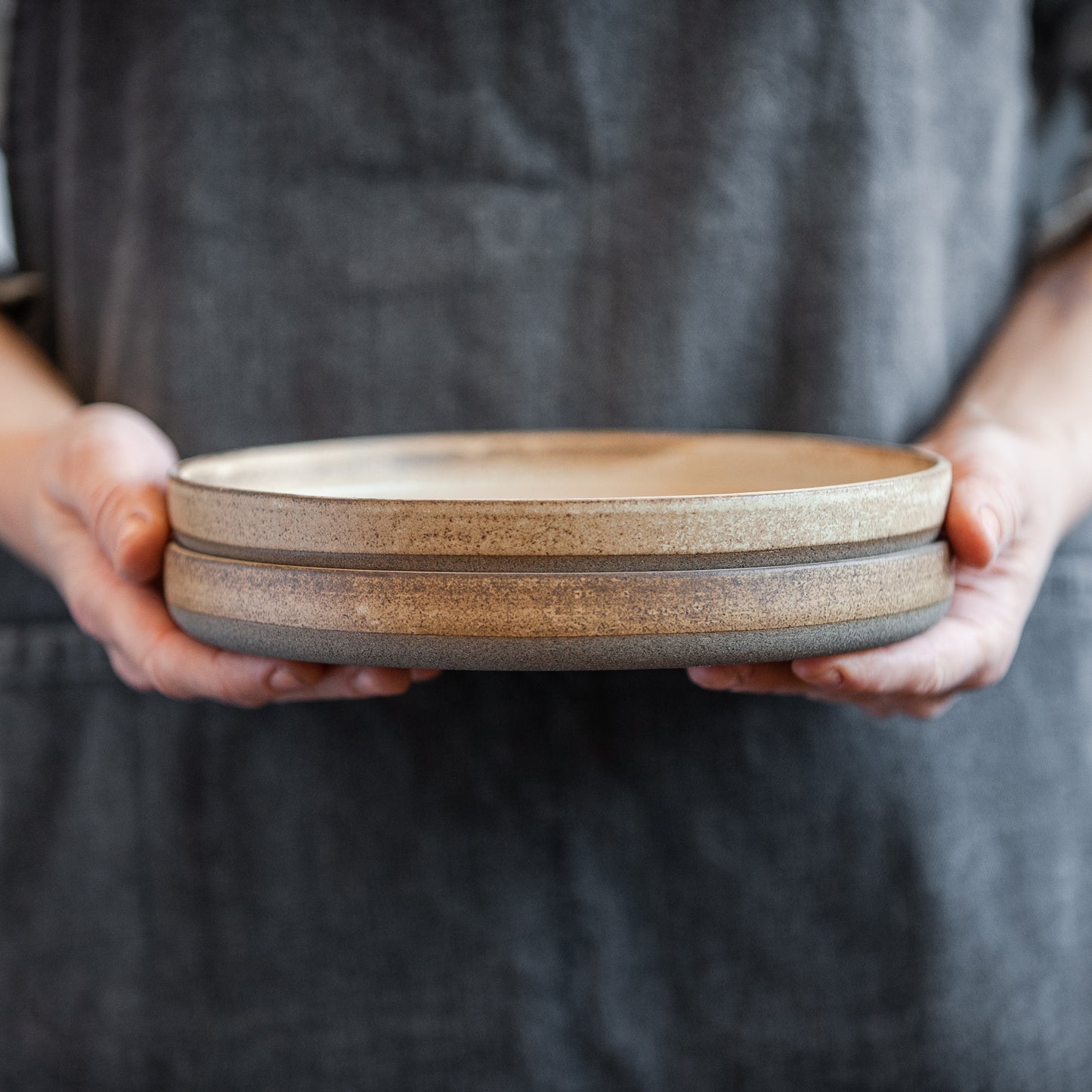 Set of 2 pasta bowls and 2 x 24cm plates